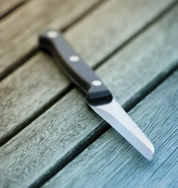 木制背景上的刀 — 图库照片