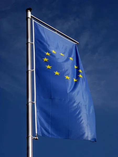 天空中飘扬的欧洲联盟旗帜 — 图库照片