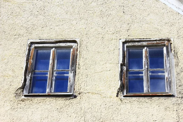 二つの古い木造窓 — ストック写真