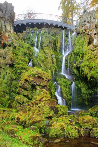 Bella Cascata Sullo Sfondo Della Natura — Foto Stock