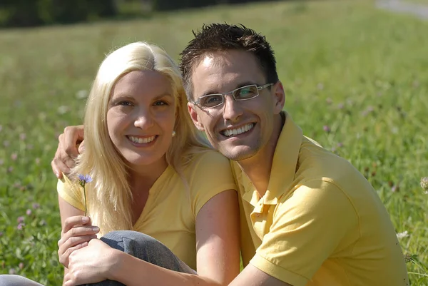 Feliz Joven Pareja Enamorada — Foto de Stock