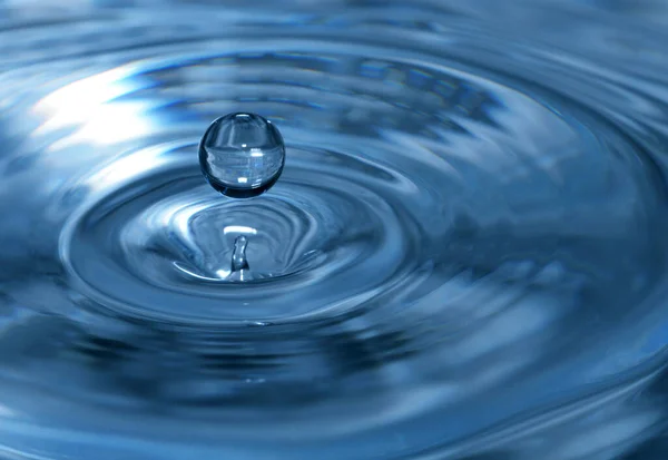 Gota Agua Sobre Fondo Azul —  Fotos de Stock