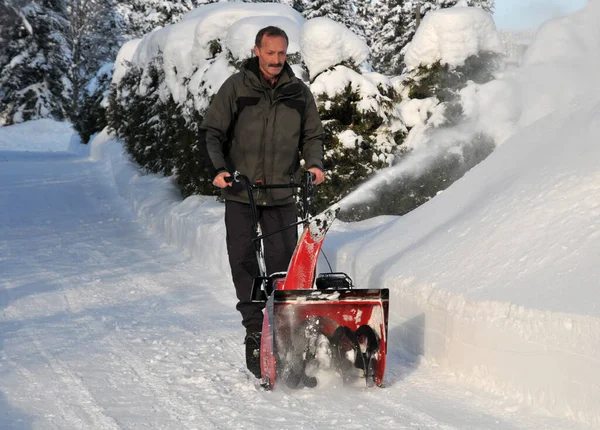 Man Met Een Pistool Een Besneeuwde Wintergrond — Stockfoto