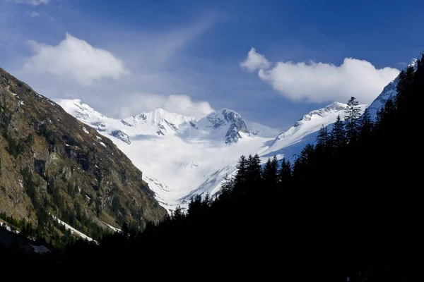 Berglandschap Met Sneeuw Blauwe Lucht — Stockfoto