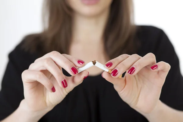 Jovem Segurando Cigarro Nas Mãos — Fotografia de Stock