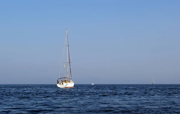 海の水の中の海洋帆船 水上輸送 — ストック写真