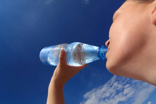 Wanita Muda Minum Air Dari Botol — Stok Foto