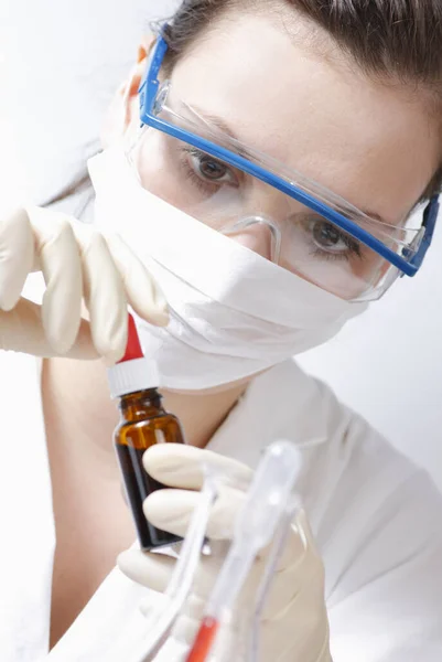 Jeune Scientifique Uniforme Tenant Une Éprouvette Laboratoire — Photo