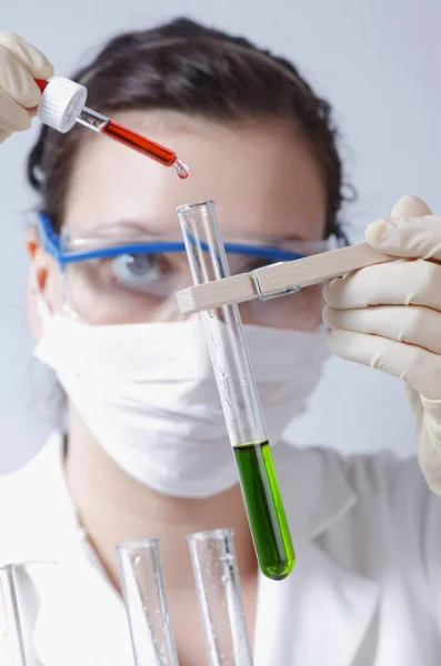 Cientista Fêmea Laboratório Com Tubos Ensaio — Fotografia de Stock