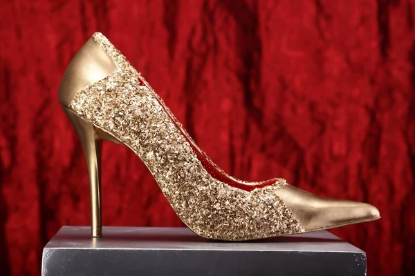 Gold Shoe Red — стоковое фото