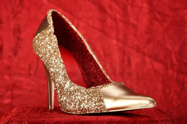 Gold Shoe Red — стоковое фото