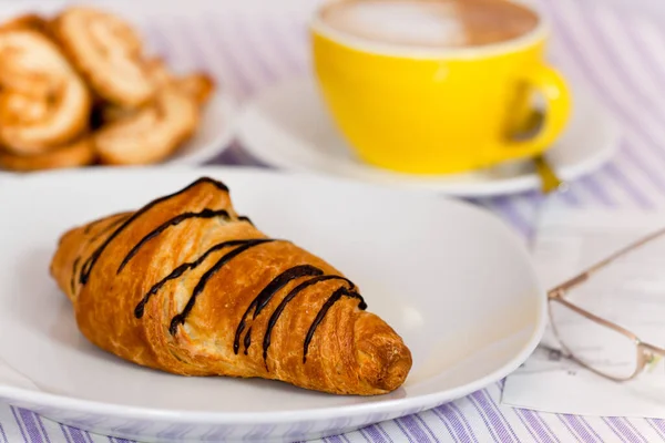 Croissant Con Rivestimento Cioccolato — Foto Stock