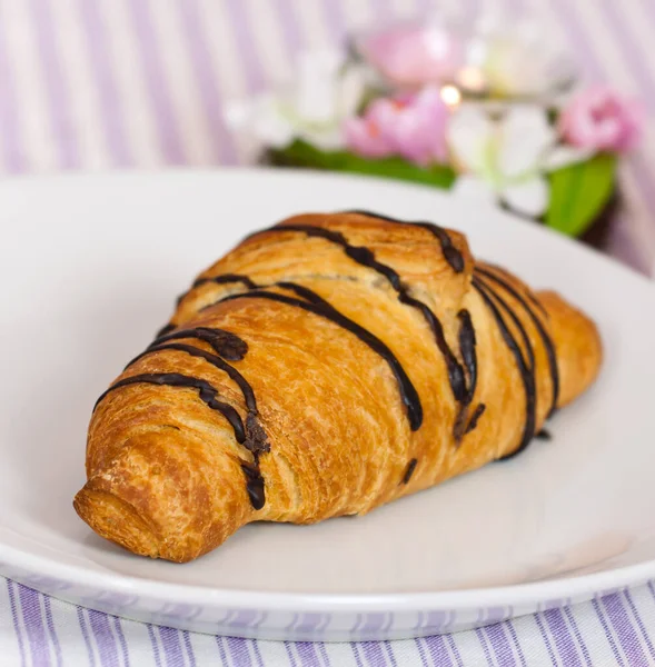 Croissant Com Revestimento Chocolate — Fotografia de Stock