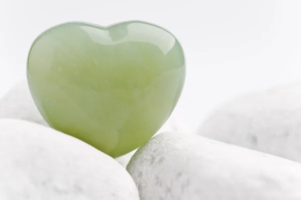 Groen Kwarts Mineraal Hart Als Symbool Van Liefde Witte Stenen — Stockfoto