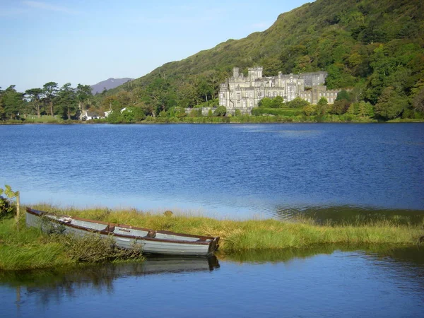 Kylemore Abbey Mit Ruderboot — Stockfoto