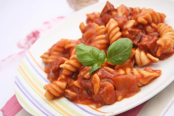 Makaron Penne Sosem Pomidorowym Liśćmi Bazylii — Zdjęcie stockowe