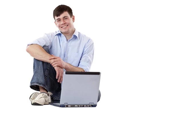 Genç Yakışıklı Bir Adam Bilgisayarı Yerde Öylece Oturuyor Beyaz Arkaplanda — Stok fotoğraf