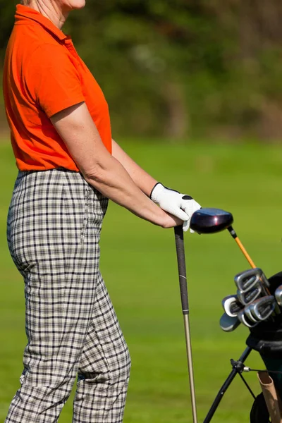 Donna Anziana Che Gioca Golf Con Una Borsa Golf — Foto Stock