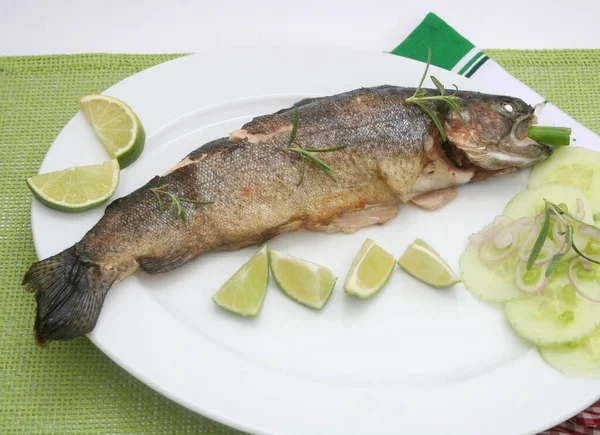 Peixe Grelhado Com Limão Salada Verde — Fotografia de Stock