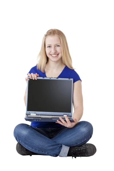 Młoda Ładna Blondynka Trzymająca Komputery Przestrzenią Reklamową Uwolniony Białym Tle — Zdjęcie stockowe