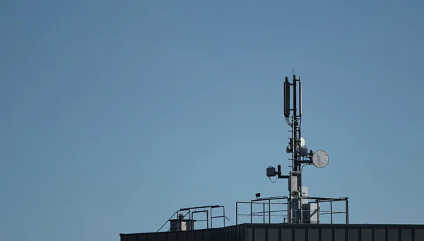 Телекомунікаційна Вежа Антеною Блакитним Небом — стокове фото