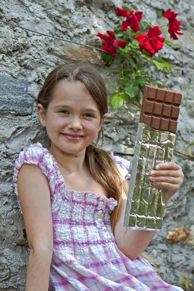 Year Old Girl Eats Large Bar Chocolate — Stock Photo, Image