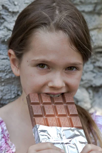 Ans Fille Mange Une Grande Barre Chocolat — Photo