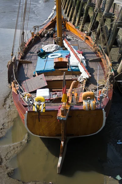 Altes Segelboot Mit Blick Auf Das Deck Bei Ebbe Schlamm — Stockfoto