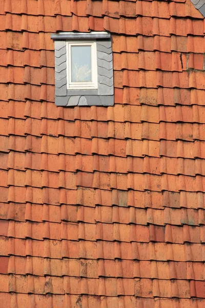 Dachfenster Einem Alten Gebäude Mit Roten Dachziegeln Gedeckt — Stockfoto