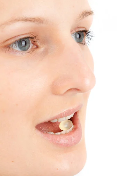 Νεαρή Γυναίκα Ένα Χάπι Ανάμεσα Στα Δόντια Της — Φωτογραφία Αρχείου