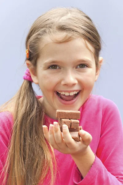 Une Fille Sept Ans Mange Des Biscuits Chocolat — Photo