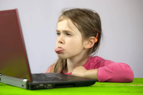 Egy Lány Egy Laptopon Aki Nem Szereti Házi Feladatot — Stock Fotó