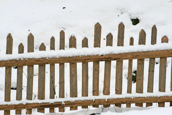 Деревянный Забор Снегу — стоковое фото
