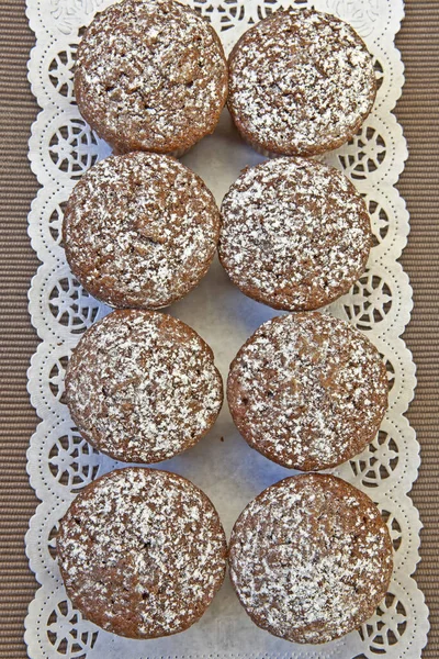 Muffin Cioccolato Appena Sfornati Cosparsi Zucchero Velo — Foto Stock