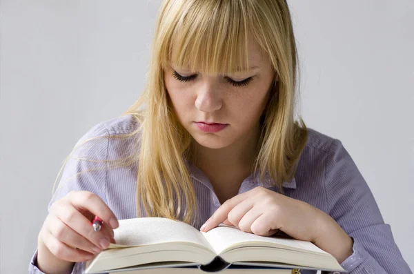 Jonge Aantrekkelijke Vrouw Leert Met Boeken — Stockfoto