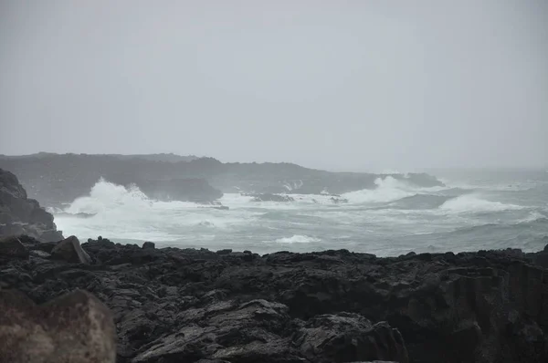 Las Olas Atlánticas Queman Contra Las Placas Lava Negra — Foto de Stock