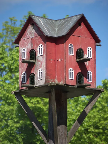 Rött Fågelhus Trädgård — Stockfoto