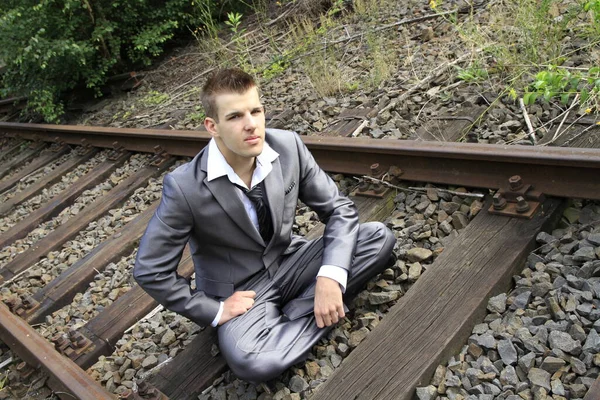 Empresario Sentado Asiento Del Sastre Las Vías Del Tren — Foto de Stock