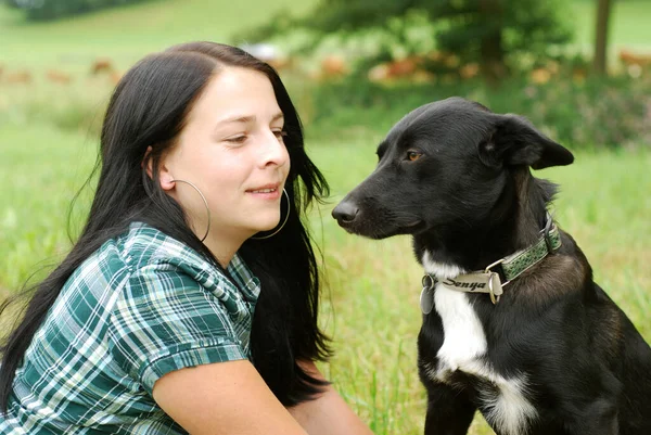 Giovane Donna Con Cane — Foto Stock