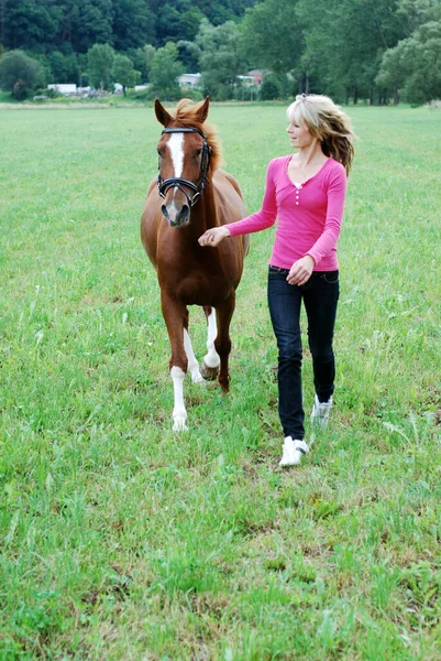 Jonge Vrouw Met Paardrijden Pony — Stockfoto