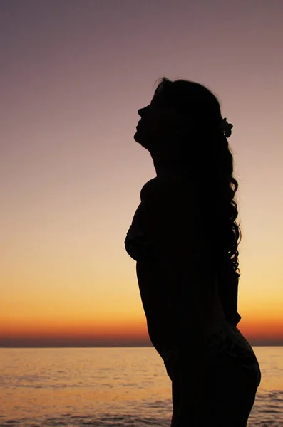 Silhouette Una Giovane Donna Sulla Spiaggia — Foto Stock