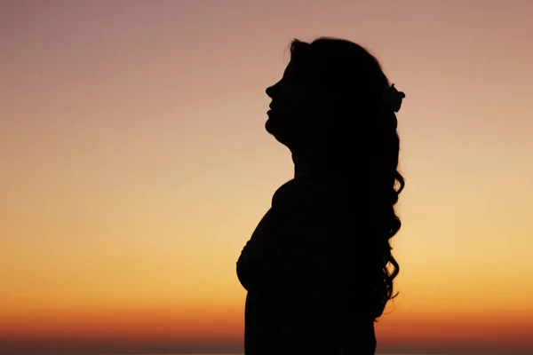 Silhouet Van Een Jonge Vrouw Met Een Zonsondergang Het Strand — Stockfoto
