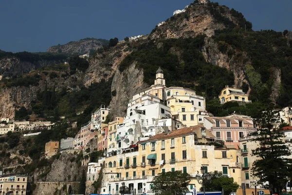 Amalfiは イタリア南西部の海岸の急な崖の下の劇的な自然環境の町です — ストック写真