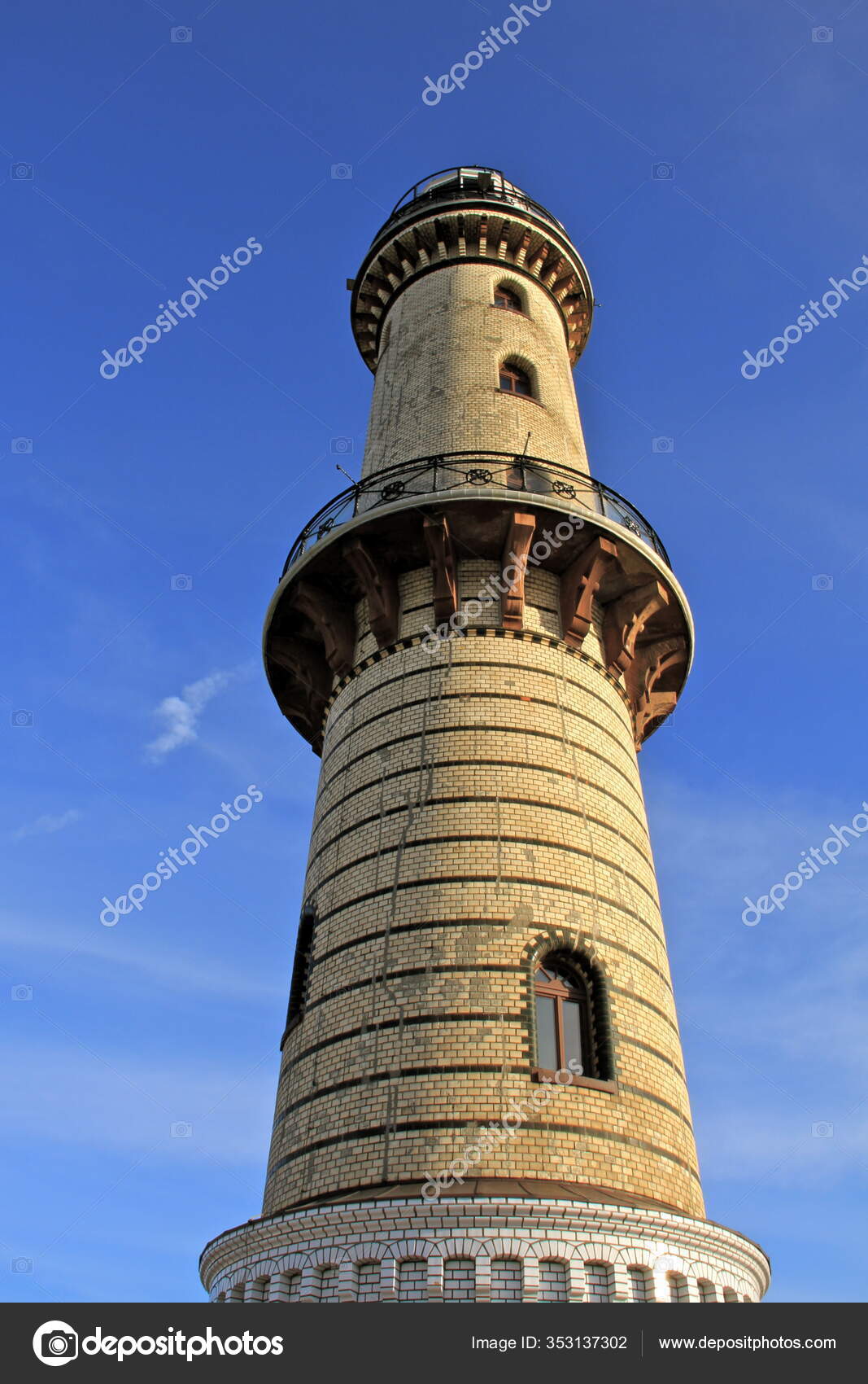 Беречь башня. Беречь башня. Бело красные полоски на башне. Пейзаж с маяком. Башня на берегу.