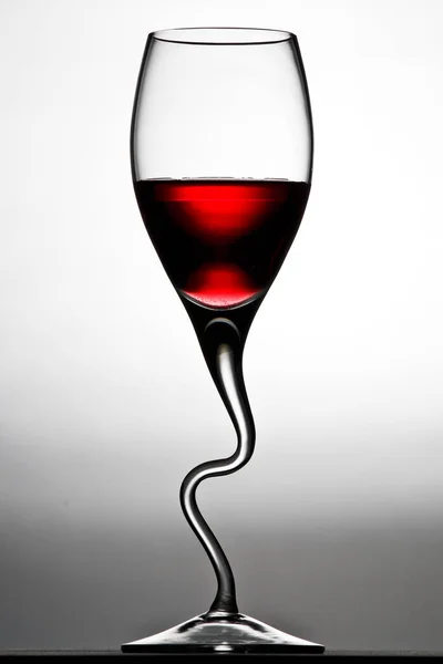 Copa Vino Curvada Con Vino Tinto Lleno Sobre Fondo Blanco — Foto de Stock