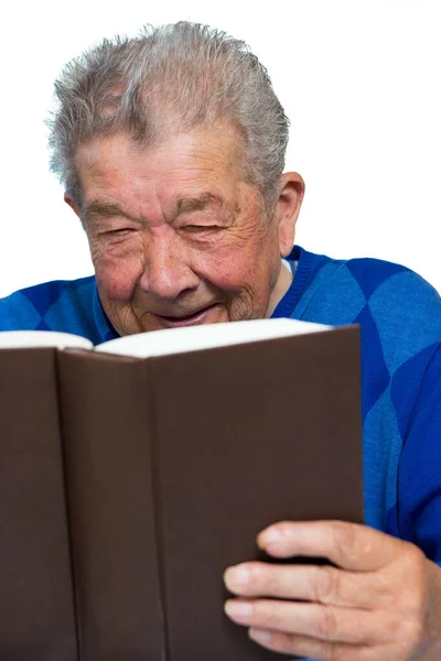 先輩は本を読むのが好き — ストック写真