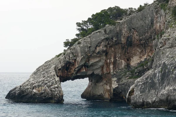 Hermosa Bahía Cala Goloritze Cerdeña Con Puerta Piedra —  Fotos de Stock