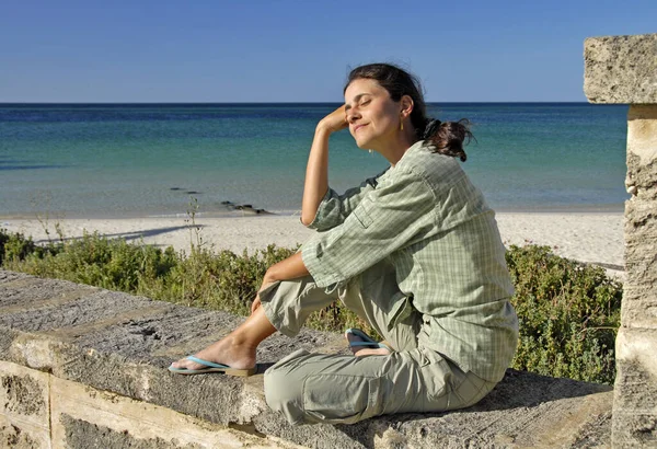 Νεαρή Γυναίκα Που Κάθεται Στην Παραλία — Φωτογραφία Αρχείου