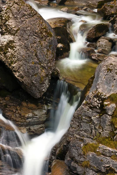 Hermosa Cascada Sobre Fondo Naturaleza —  Fotos de Stock