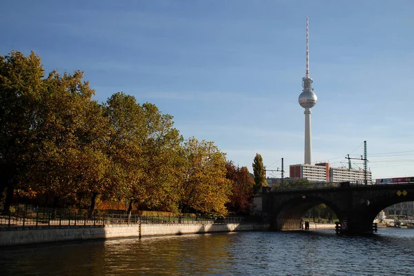 ドイツのベルリンの街を見ると — ストック写真